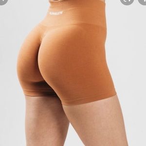 Alphalete amplify shorts mandarin